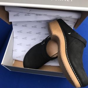 Size 37 (US 6.5-7) Berry Black Burnished Nubuck